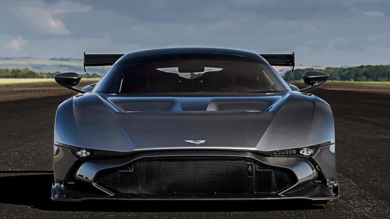 Вид спереди Aston Martin Vulcan